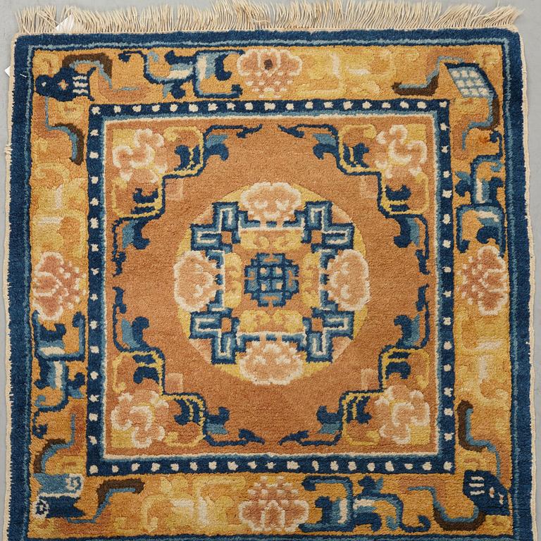 A meditation rug, a semi-antique Ningxia, China, ca 122 x 60-61 cm (as well as ca 0,5 cm later flat weave at one end).