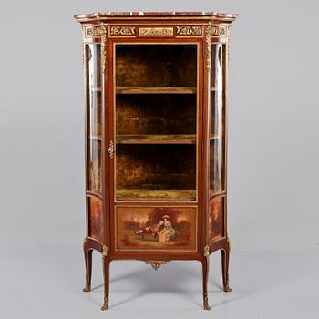 VITRINSKÅP, Louis XVI-stil, omkring 1900-talet mitt.