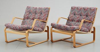 FÅTÖLJER, ett par. "Katja", Bruno Mathsson by Dux. Modellen formgiven 1975.