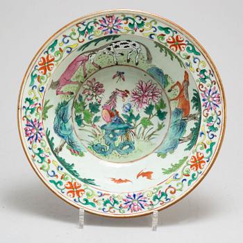 A famille rose wash basin, Qing dynasty, second half of the 19th century.