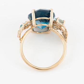 Ring with blue topaz, apatite, and brilliant-cut diamonds.