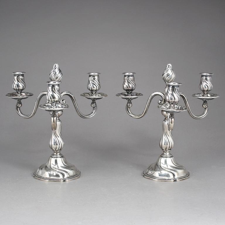 KANDELABRAR, ett par, silver, rokokostil, med svenska kontrollstämplar, 1900-talets första hälft.