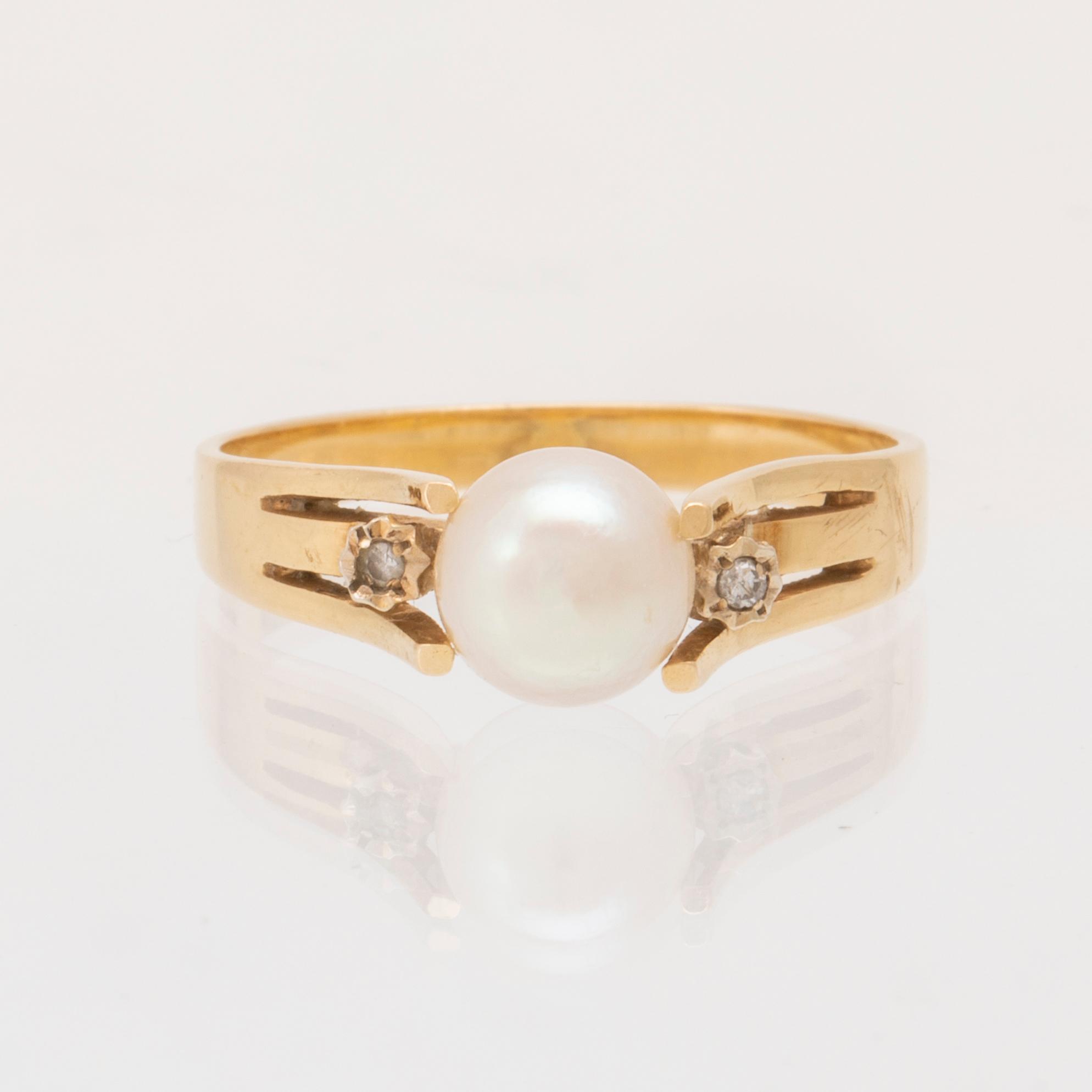 Ring 18K gold with a cultured pearl and round single-cut diamonds.
