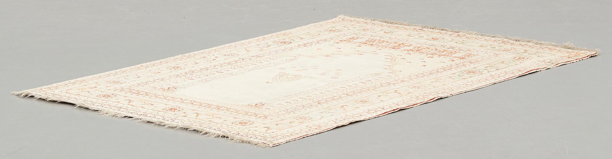 MATTO, an antique silk Tabriz, ca 165 x 118,5-111,5 cm.