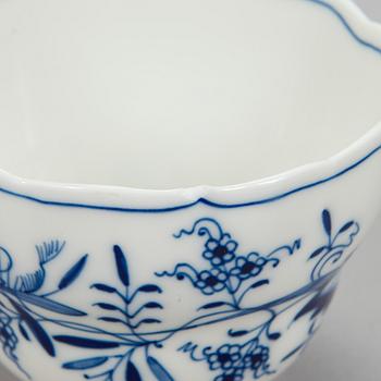 Meissen, ruoka- kahvi ja teeastiasto, n. 115 osaa, "Zwiebelmuster/Sipulikuvio", posliinia, 1900-luku.