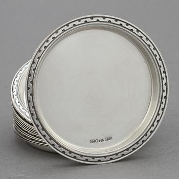 COASTERS, 14 st samt  BÄGARE, silver CG Hallberg, Stockholm, 1900-talets mitt. Vikt 397 g.