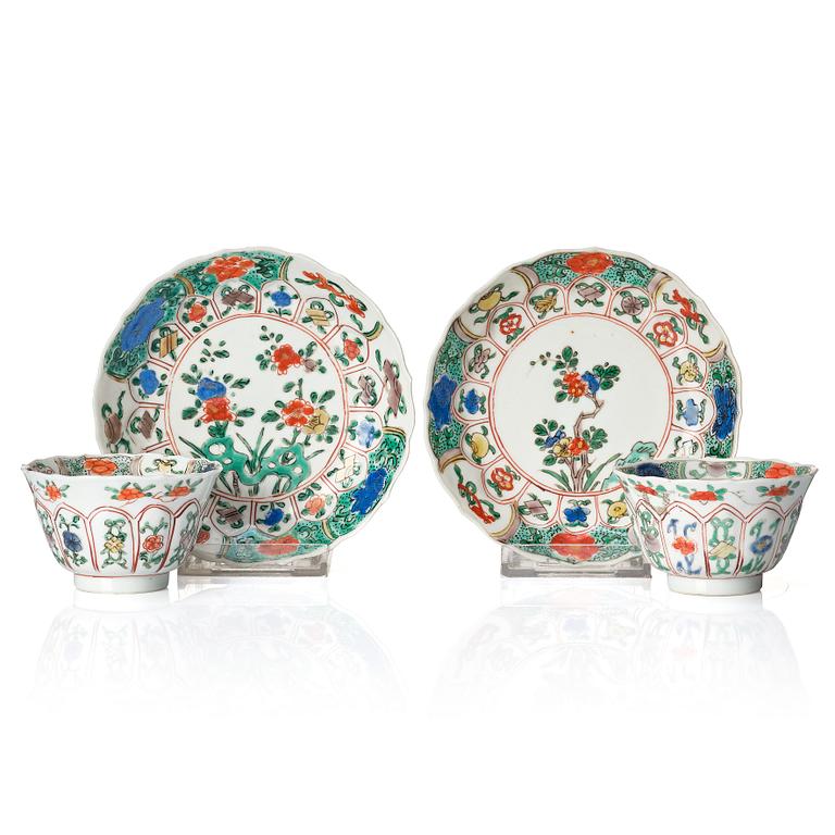 A pair of famille verte cups with stands, Qing dynasty, Kangxi (1662-1722).
