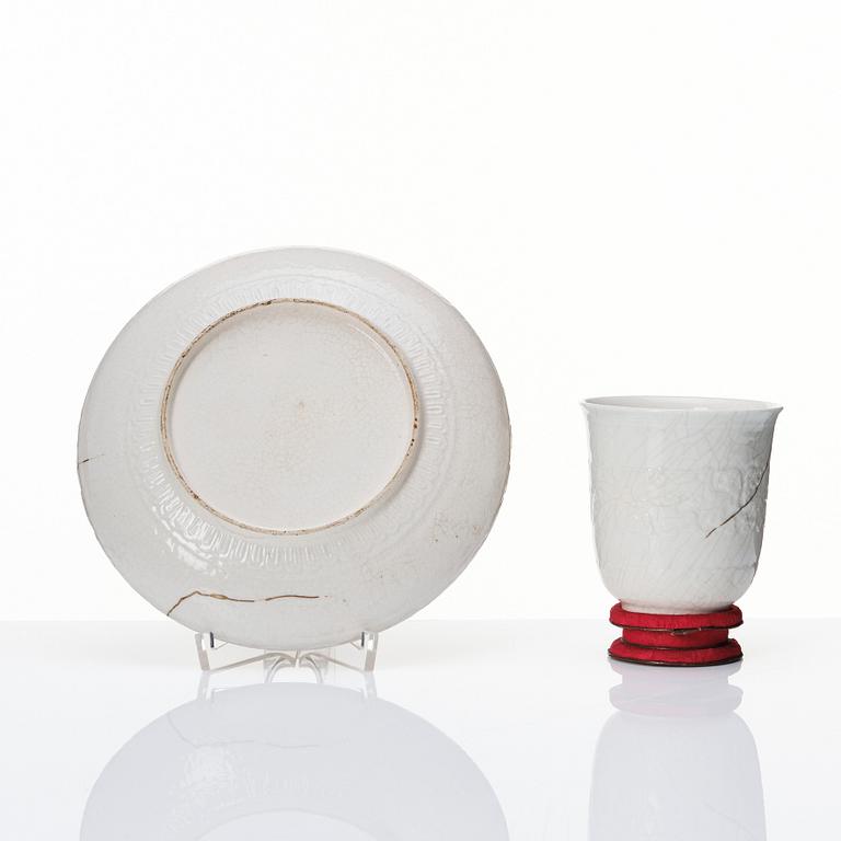 Kopp samt skålfat, blanc de chine. Kina, Qingdynastin, Kangxi (1662-1722).