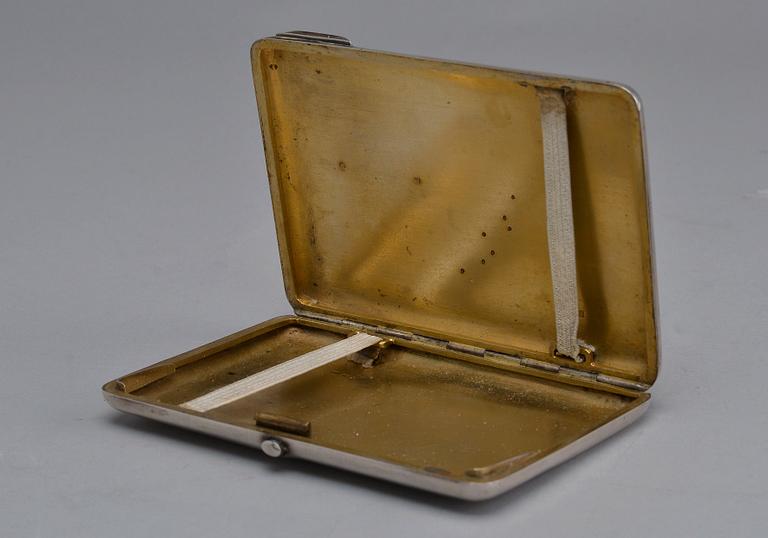 A CIGARRETTE CASE, 84 silver, gold. Ivan Alexejev 1908-17 Moskva. Vikt 195 g.