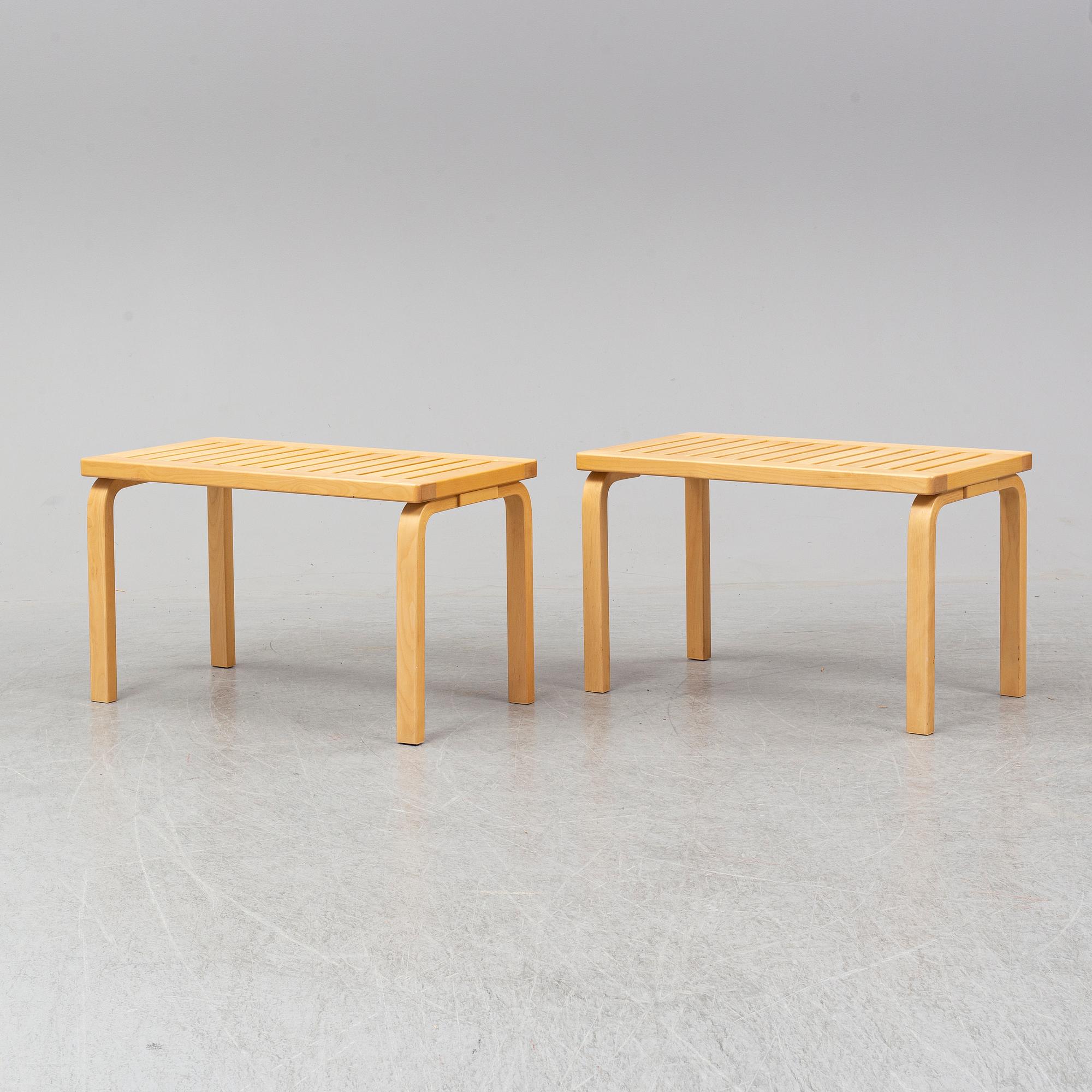ALVAR AALTO, bänkar, modell 153, ett par, Artek, formgivna 1945.