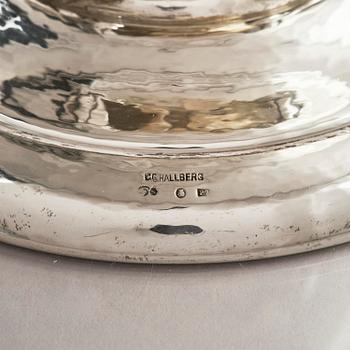 C.G. Hallberg, stor uppsatsskål, silver, Svensk importstämpel, Stockholm 1917.