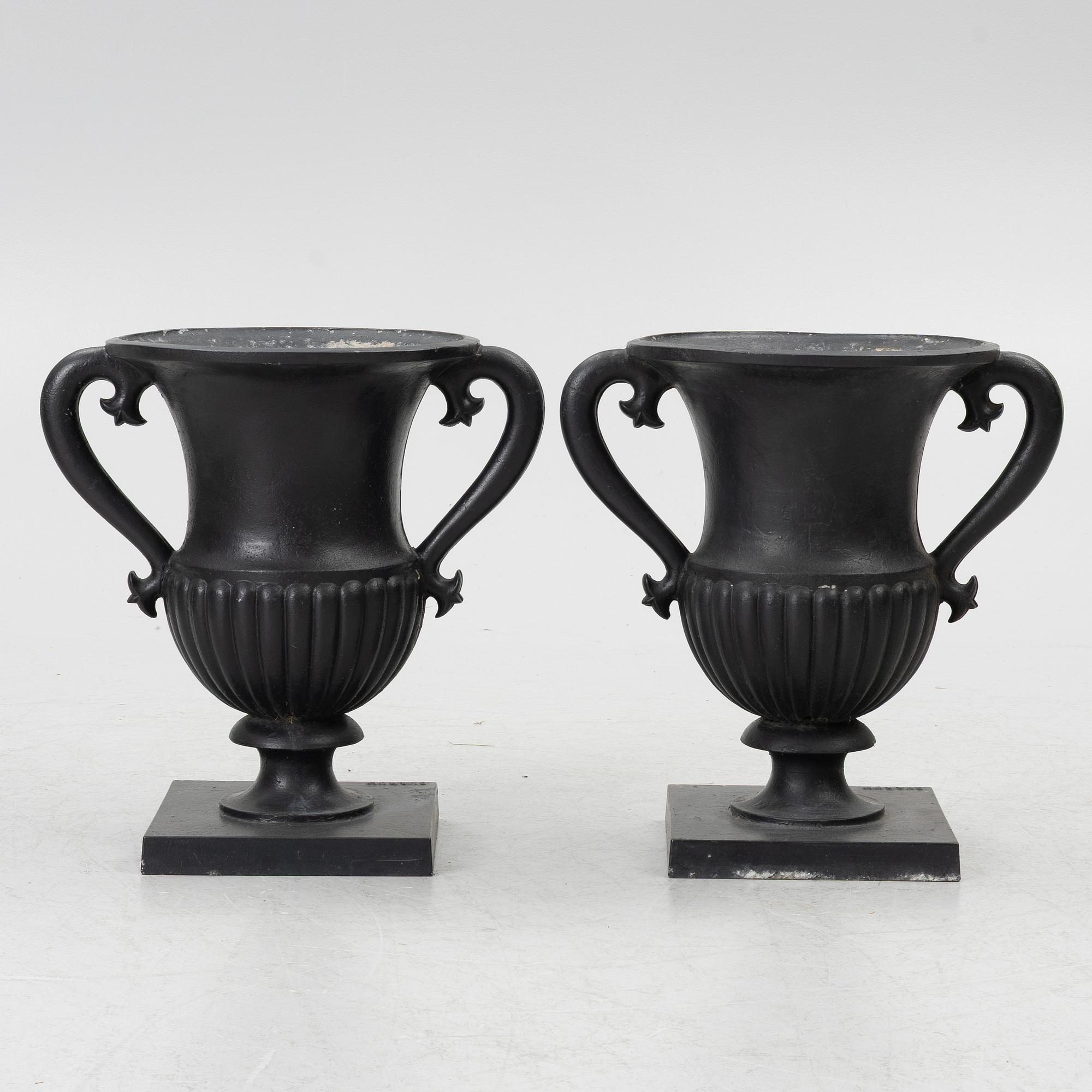 A pair of "Prakturnan" urns, Byarums Bruk, 21st century.