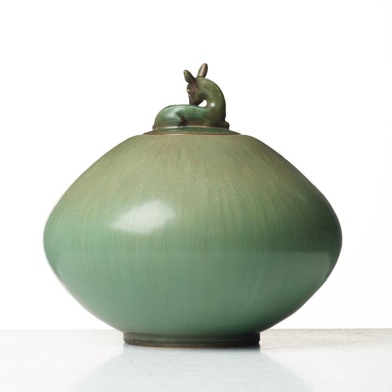 Gunnar Nylund, a stoneware jar with cover, Rörstrand, Sweden 1940's.