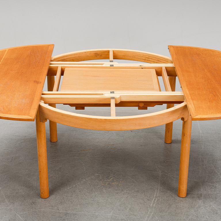 A 'Öresund' oak veneered dining table by Børge Mogensen, Karl Andersson & Söner. 2 foldable leaves included.