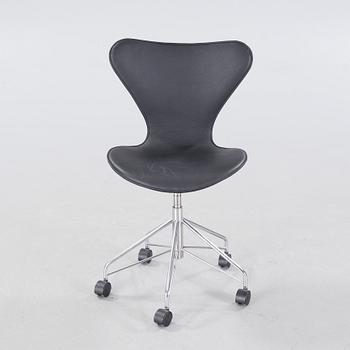 A desk chair by Arne Jacobsen for Fritz Hansen, model "Sjuan", 1992.