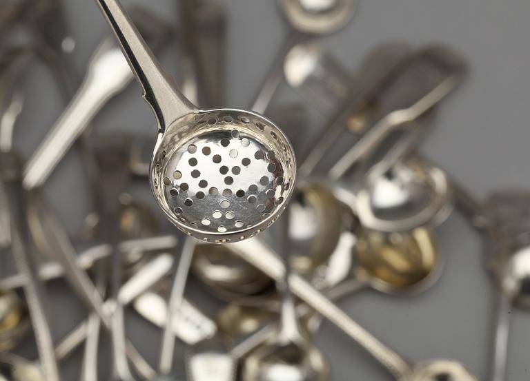 PARTI SKEDAR, ca 47 st, silver, olika tillverkare och städer, mest England, 1700-1800-tal. Totalvikt ca 600 gram.