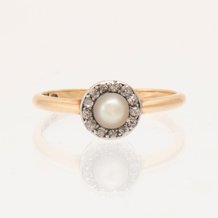 Ring in 18K gold with cultured pearl and old-cut diamonds, Stockholm 1911.