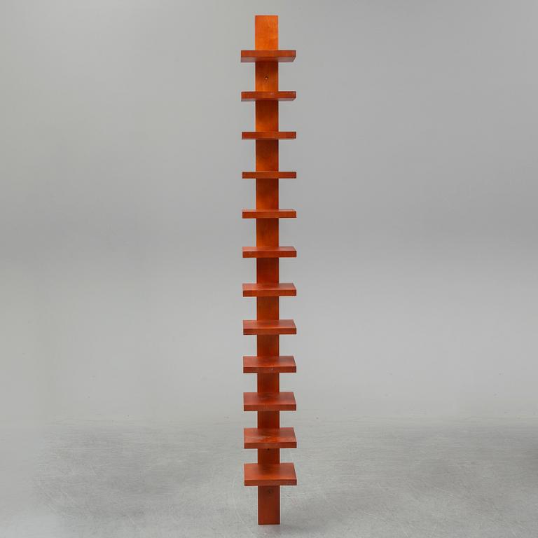 JOHN KANDELL, hylla, "Pilaster", Källemo, formgiven 1989.