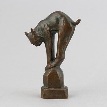 Jussi Mäntynen, a patinated bronze sculpture of a lynx, signed.