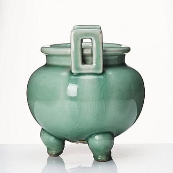 Rökelsekar, tripod, celadon. Qingdynastin (1644-1912).