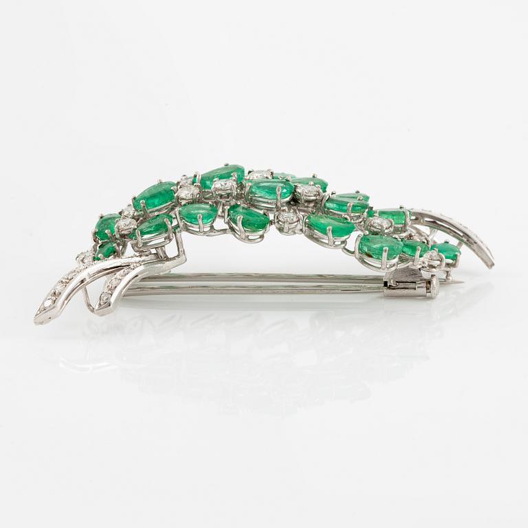 Brooch 18K white gold with drop-shaped emeralds and round brilliant-cut and old-cut diamonds.