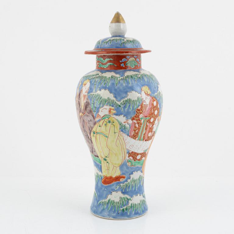 A porcelain lidded urn, Japan, 20th century.