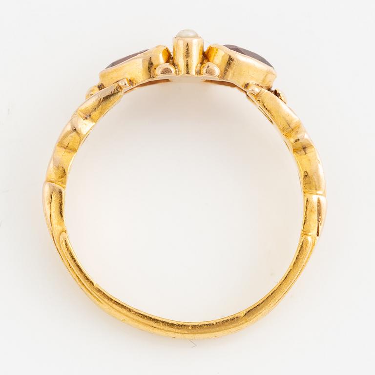 Ring 23K gold with garnets and pearls.