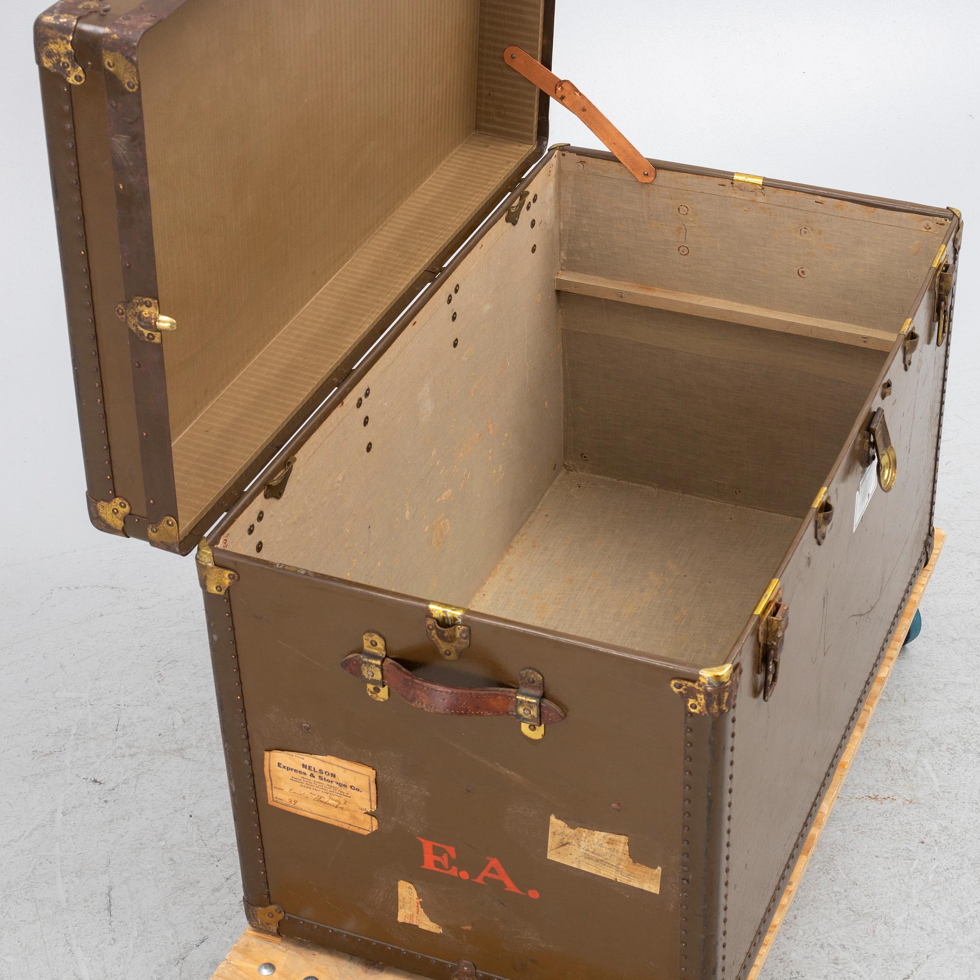 A suitcase, The Oshkosh Trunk, Company, Wisconsin, USA, early 20th Century.