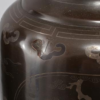 URNOR, ett par, troligen brons, Kina, 1900-tal.