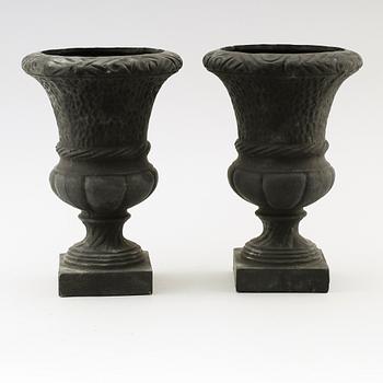 TRÄDGÅRDSURNOR, 1 par, gjutjärn, 1900-/2000-tal.