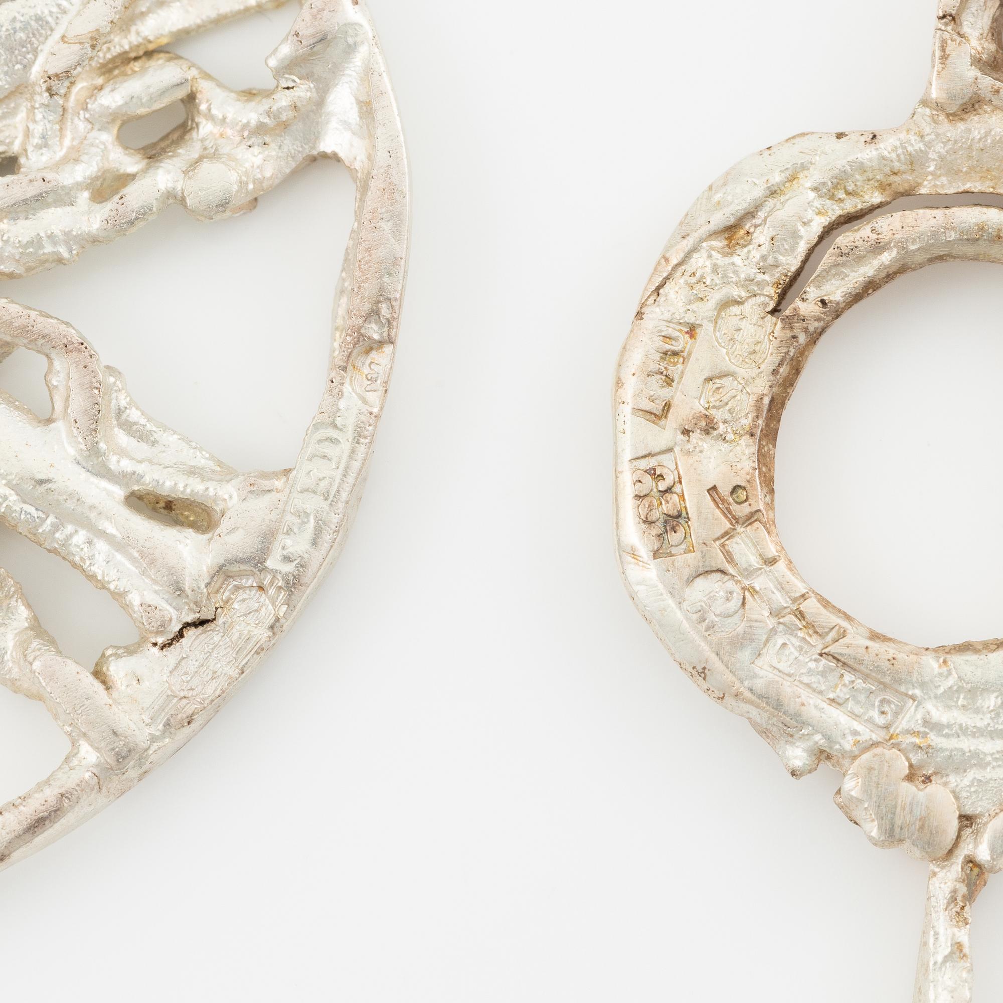 Lars Arby, ett armband och sex hängen samt en halsring, silver, med emalj.