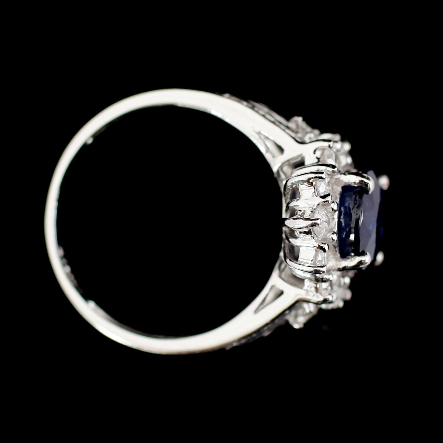 RING, 10 k vitguld, blå safir 3,15 ct, briljantslipade diamanter tot ca 0,70 ct.