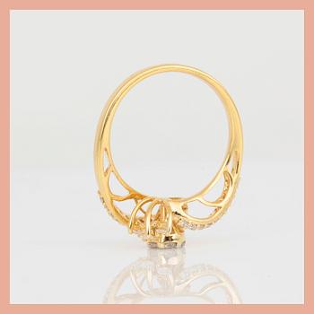 RING, 18K guld med olika slipade diamanter, tot ca 0,48 ct. Total vikt ca 4,30 g.