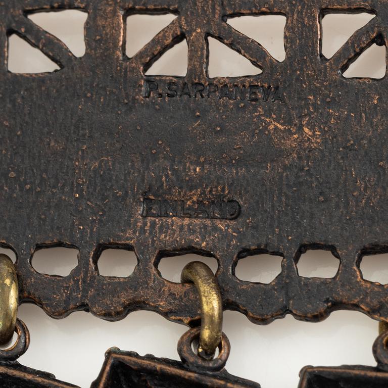 Pentti Sarpaneva, halsband samt ring, brons,