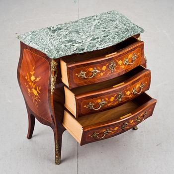 BYRÅ, rokokostil. 1900-talets andra hälft.