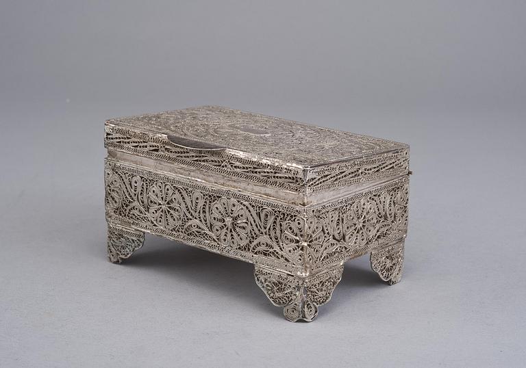 SKRIN, silver, filigranarbete, 1900-tal. Svenska importstämplar. Vikt 190 g.