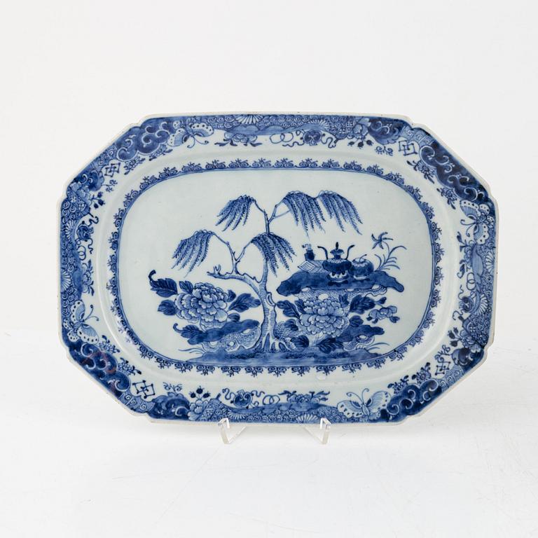 Stekfat, två stycken, kompaniporslin, Kina, Qingdynastin, Qianlong (1736-95).