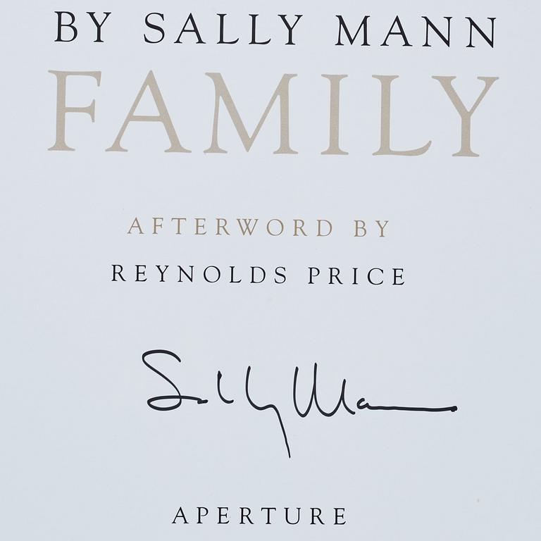 Sally Mann, bok Immediate Family signerad.