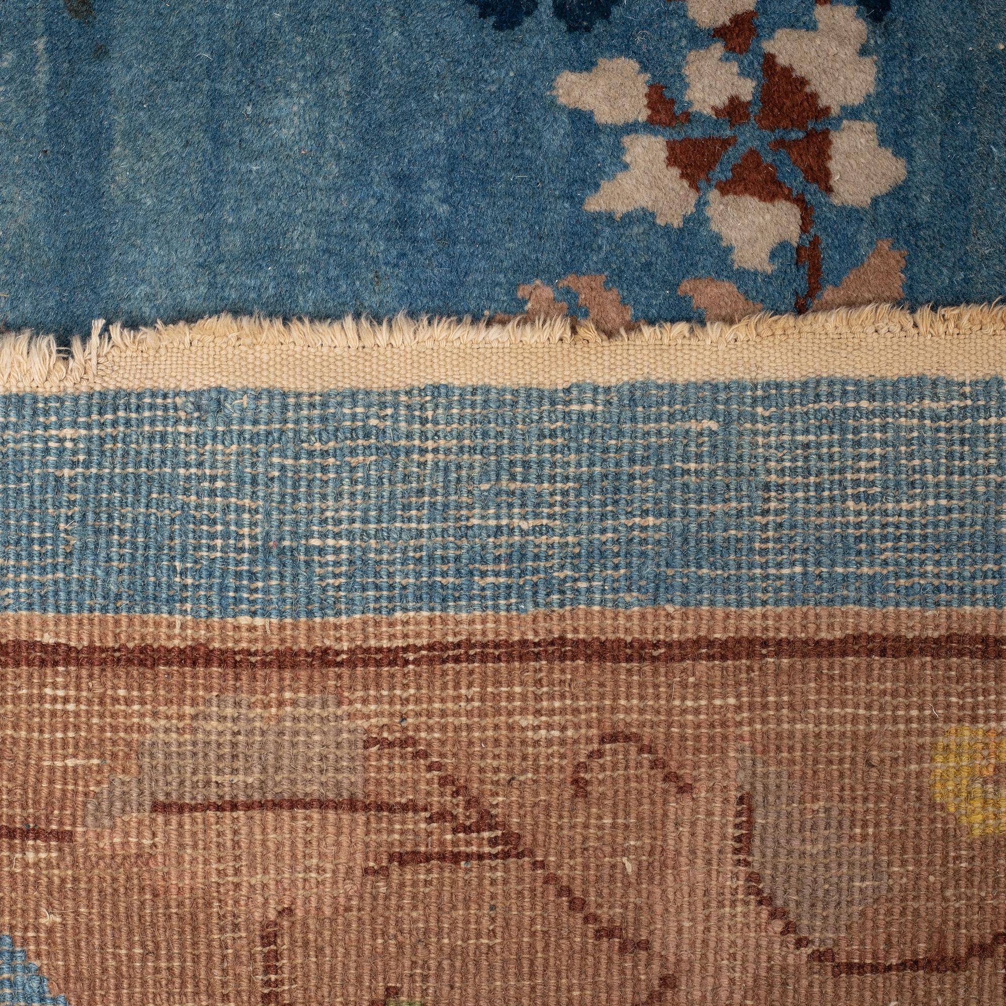 A carpet, a semi-antique China, ca 329,5-332 x 241,5 cm (as well as 1-1,5 cm flat weave at the ends).