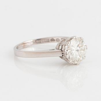 Ring 18K vitguld med en rund briljantslipad diamant vikt 2.07 ct enligt gravyr kvalitet ca G/H vs.