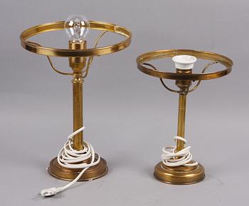 BORDSARMATURER, 2 st, mässing o glas. 1900-tal.