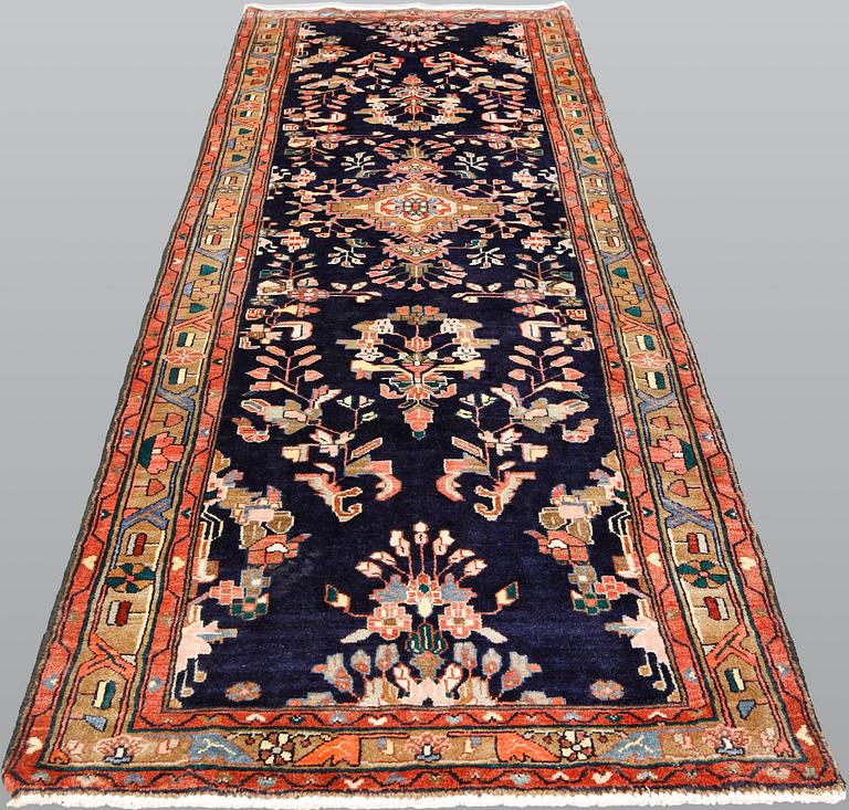 A Hamadan runner, ca 305 x 101 cm.