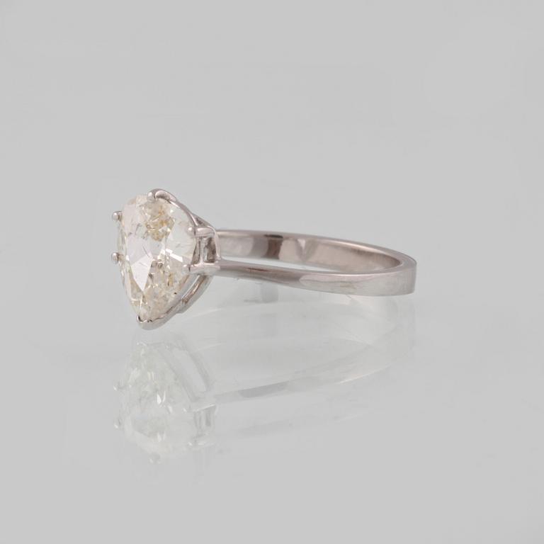 RING, 18K vitguld med droppslipad diamant, ca 1.20 ct. Vikt 2,1 gram.