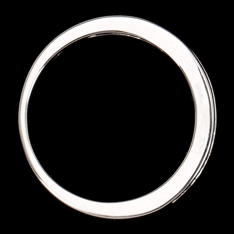 RING, halvallians, 18k vitguld med 10 prinsesslipade diamanter tot ca 1 ct. Vikt ca 3,3 gram.