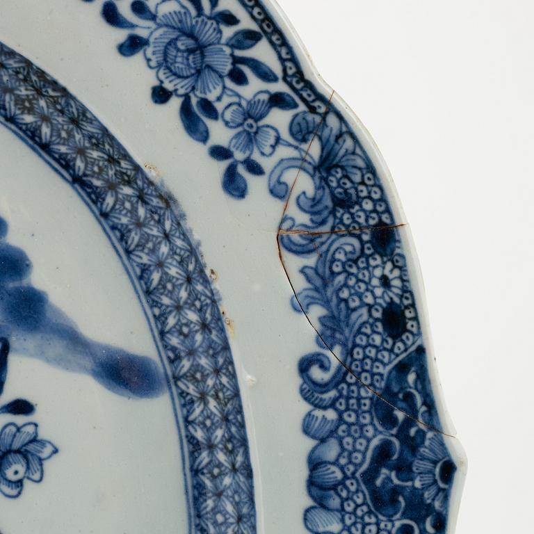 A blue and white Chinese porcelain charger, Qing Dynasty, Qianlong (1736-95).