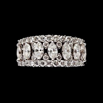 1039. A navette- and brilliant cut diamond ring, tot. app. 2 cts.