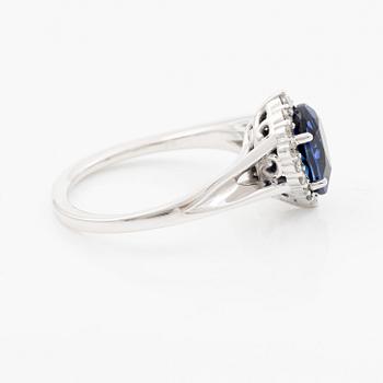 Ring 14K white gold with synthetic sapphire and brilliant-cut diamonds.