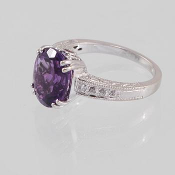 RING, 14K guld med ovalslipad ametist samt åtta briljantslipade diamanter. Vikt 4,6 gram.