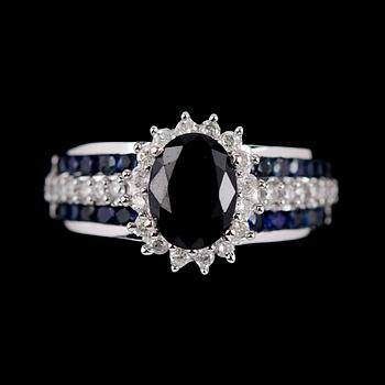 RING, 10 k, med fasettslipad safir och mindre safirer tot 2.23 ct, briljanter tot 0.50 ct W. 

TEXTÄNDRING: 10 k vitguld.
