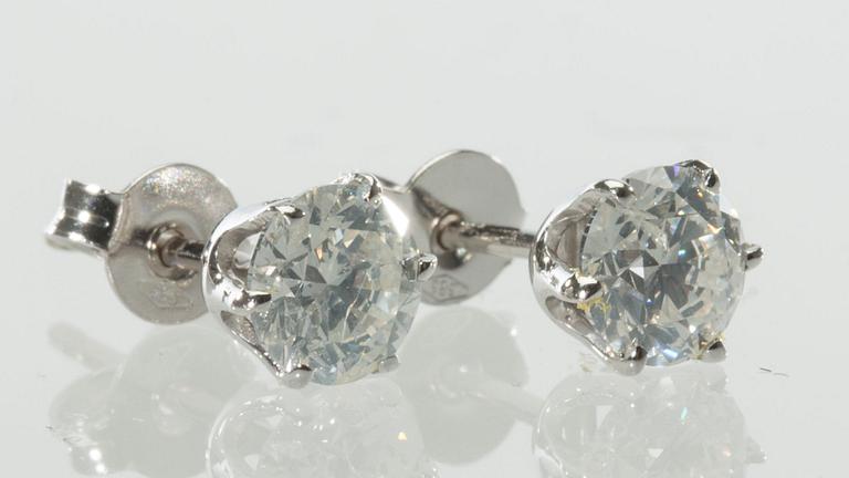 ÖRHÄNGEN, 14 k vitguld med briljantslipade diamanter, totalt ca 1.30 ct. Vikt ca 1,2 g.